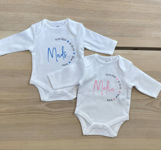 Baby Body med fødselsdetaljer