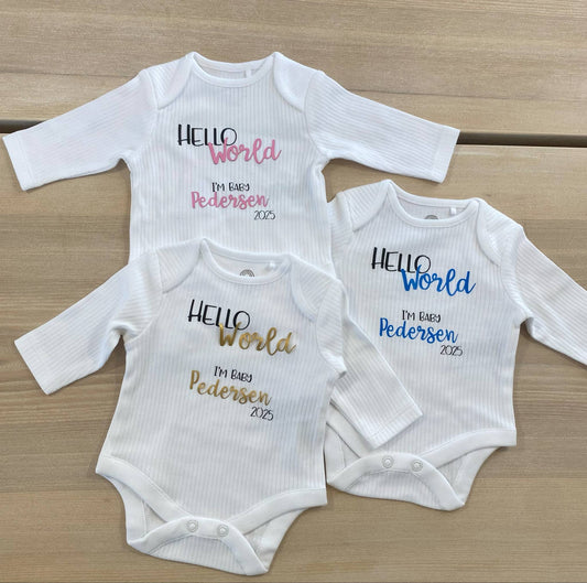 Baby body med "Hello World"