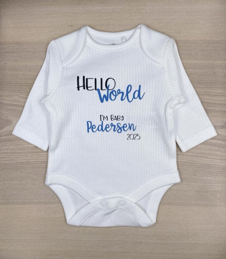 Baby body med "Hello World"