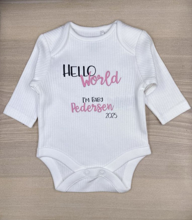 Baby body med "Hello World"