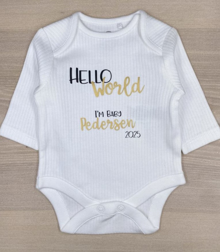 Baby body med "Hello World"